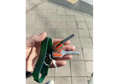 Ключи (3шт) с зеленым брелком