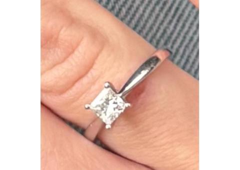 Кольцо из белого золота с бриллиантом