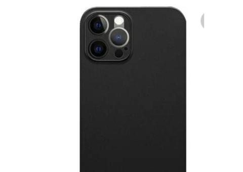 Телефон IPhone 12 Pro в черном чехле